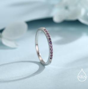 แหวนอเมทิสต์สีม่วงไล่เฉดแบบครึ่งวง ทำจากเงินสเตอร์ลิง หรือทองคำ ประดับด้วยพลอยอเมทิสต์สีม่วงและเพชร CZ ทรงเพรียวบางสำหรับใส่ซ้อนกัน - Product Image 3