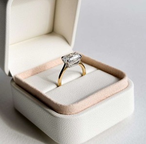 Anillo de compromiso y boda de oro de 14K bicolor con diamante solitario de 2.45 ct talla cojín cultivado en laboratorio, banda de catedral y cesta inferior. - Product Image 6