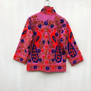 Veste courte en coton rose pour femme, faite à la main, avec broderie florale de paon, style vintage bohème Suzani, manches longues - Product Image 2