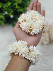 Gajra artisanal de fleurs de jasmin blanc avec clochettes dorées, idéal pour les mariages, les fêtes et l'intérieur – Confortable et décoratif - Product Image 1