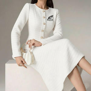 Ensemble de jupes personnalisées OEM tendance pour femmes, comprenant un crop top à capuche avec impression de logo décontractée, idéal pour l'hiver - Product Image 2