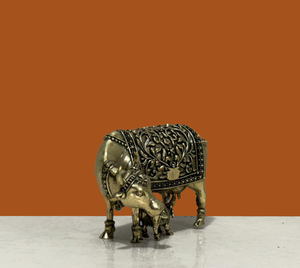 Statue de vache et de veau en laiton de haute qualité, décoration pour temple hindou et maison, fabriquée au Rajasthan, artisanale, excellent prix - Product Image 2