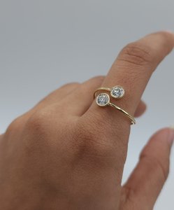 Anillo de Diamantes Cultivados en Laboratorio de 0.60 CT con 2 Piedras en Oro de 18K |   Anillo de Compromiso Toi Et Moi con Certificado IGI |   Elegante Joyería Nupcial - Product Image 1