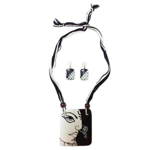 Conjunto de Collar de Tela Blanco y Negro Hecho a Mano con Diseño de Hilo de Colores y Estampado de Rostro Elegante con Perlas y Diamantes, Regalo de Aniversario - Product Image 1