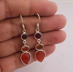 Vente en gros de boucles d'oreilles en argent sterling 925 avec onyx rouge, boucles d'oreilles pendantes multi-pierres précieuses naturelles pour femmes, fournisseur de bijoux artisanaux - Product Image 4