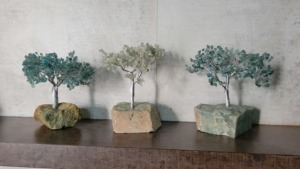Arbre de richesse Feng Shui de luxe haut de gamme en pierre naturelle, art filaire fait main en apatite bleue, décoration intérieure en pierre de forme libre - Product Image 2