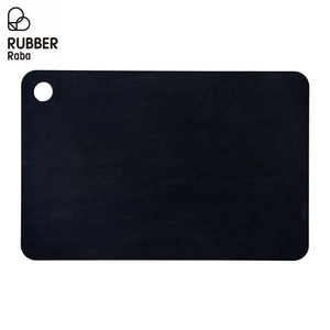 Tabla de cortar RUBBER Raba, negra mate, hecha en Japón, tabla de cortar de caucho sintético, utensilio de cocina, ligera, fácil de limpiar - Product Image 3