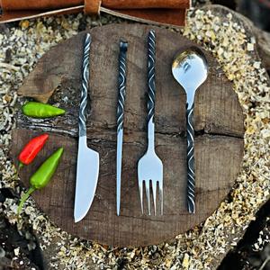 Ensemble de couverts en métal forgé à la main, couteau, fourchette, cuillère, manche torsadé, résistant à la rouille, couverts de camping, style industriel, polissage miroir - Product Image 1