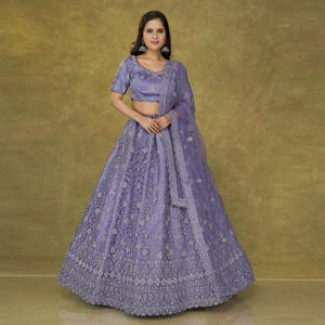 Ensemble Lehenga Choli en tulle avec broderies complexes, silhouette évasée et élégante, bordures artistiques, et dupatta transparent - Product Image 1