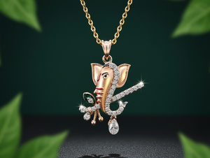 จี้พระพิฆเนศชุบทองคำสีกุหลาบ AMBER JEWELS T-1021 ประดับเพชรเลี้ยงในห้องปฏิบัติการ เครื่องรางฮินดูสำหรับทุกเพศทุกวัย รูปทรงเลข ดีไซน์ทันสมัย - Product Image 2