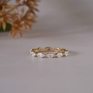 Exquisita Alianza de Boda de Oro de 14K con Moissanita de Corte Marquesa, Anillo de Eternidad Apilable de Estilo Oriental-Occidental Único para Mujer, Joyería Elegante - Product Image 1