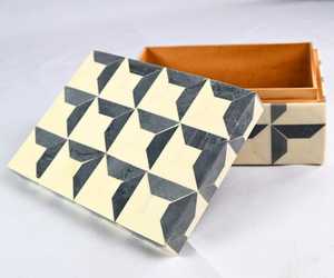 Boîte à bijoux artisanale moderne avec incrustations imprimées, forme rectangulaire, motif floral, noir et blanc, en os, avec couvercle et fermeture pour rangement - Product Image 4