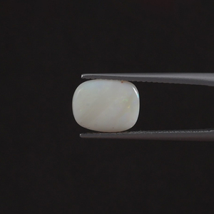 โอปอลสีขาวธรรมชาติแบบขายส่ง น้ำหนัก 2.51 กะรัต รูปทรงคุชชั่น ขนาด 11x8.5 มม. ได้รับการรับรองจาก IGI ขัดเงาด้วยมือ ลงแว็กซ์/น้ำมัน - Product Image 3