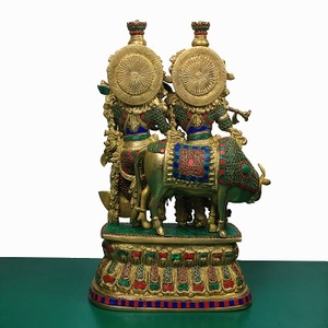 Statue Radha Krishna artisanale NIRMALA HANDICRAFTS, style Art déco, en laiton, pour décoration religieuse et culturelle de table. - Product Image 2