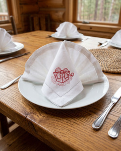Serviettes en tissu carrées classiques personnalisées, brodées, en coton, avec ourlet festonné, lavables en machine, durables, réutilisables, effet délavé, présentées en coffret cadeau - Product Image 3