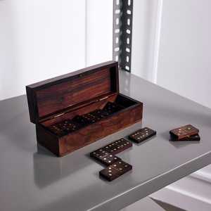 Collection de jeux d'intérieur en bois et résine écologiques faits à la main, au design traditionnel, incluant Échecs, Dominos et Tic Tac Toe - Product Image 3