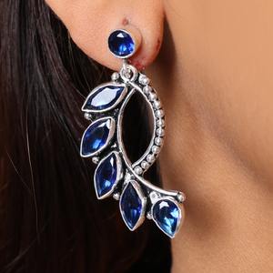 Modernos Pendientes Colgantes de Latón Oxidado con Circonita Plateada y Diseño de Hoja Azul |   Joyería de Moda Boho para Mujer |   Proveedor Mayorista - Product Image 3
