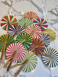 พัดใบปาล์มแบบเป็นมิตรต่อสิ่งแวดล้อม ผลิตในเวียดนาม สำหรับตกแต่งงานปาร์ตี้สไตล์ทรอปิคอล พร้อมบริการปรับแต่งแบรนด์ส่วนตัว - Product Image 2