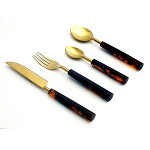 Ensemble de couverts au design moderne avec manche en résine, plaqué or PVD, pour la table lors de mariages, événements et fêtes, cuillère, fourchette, couteau - Product Image 2