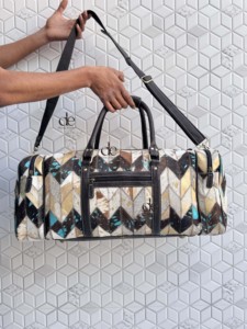 กระเป๋าเดินทางหนังขนสัตว์เมทัลลิกแบบใหม่ล่าสุด ดีไซน์โดดเด่น ทำมือ กระเป๋าเดินทางอเนกประสงค์สำหรับทุกเพศ ขนาดใหญ่ - Product Image 4