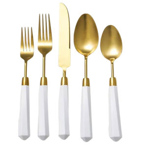 Juego de Cubiertos Dorados con Mangos Facetados Blancos y Cubertería Moderna y Elegante con Cuchillos, Tenedores y Cucharas para Comedor y Hostelería - Product Image 1