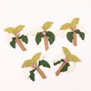 Adorno de árbol de coco de fieltro de lana hecho a mano, mini árbol de fieltro, decoración de paisaje tropical, colgante para niños, venta al por mayor a granel - Product Image 3