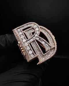 Anillo de Plata de Ley 925 con Logotipo 3D Personalizado para Hombre, Estilo Hip Hop, con Diamantes Moissanite Engastados a Mano, Superbrillante, para Bodas, Estilo Cubano - Product Image 1