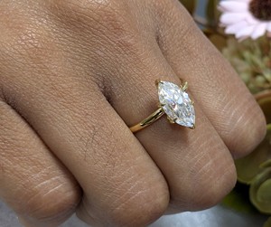 Bague de fiançailles solitaire en moissanite taille marquise 2 carats, plaqué or jaune 14K, sertissage à griffes, luxe chrétien, pour anniversaire et mariage - Product Image 3