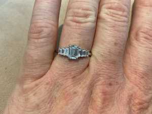 Anillo Moderno de 7 Piedras con Moissanita Corte Esmeralda de 1 Quilate, Brillante, Plata 925 Original, Joyería para Damas de Honor, para Bodas - Product Image 4
