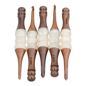 Aguja de Tejer de Madera con Forma Ovalada, Colorida, Hecha a Mano, con Acabado Suave y Diseño Ergonómico - Product Image 4