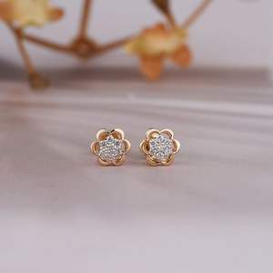 Élégantes boucles d'oreilles clous en or style fleur avec diamants – Bijoux minimalistes en diamants ronds en grappe pour tous les jours et mariages - Product Image 1