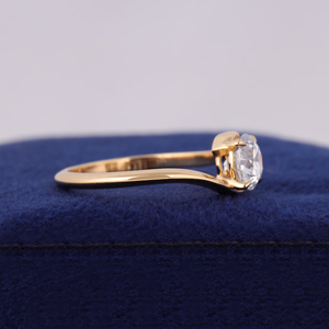Anillo de Compromiso de Oro Amarillo con Diamantes Redondos para Mujer, Engaste de Garras, Estilo Clásico - Product Image 6