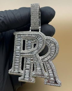 จี้เพชรโมอิสซาไนต์ทรงบาแกตต์แบบกำหนดเอง เงินแท้ 925 ประดับเพชรเต็มตัวอักษร จี้ตัวอักษรชื่อหรูหรา สไตล์ฮิปฮอป สำหรับเป็นของขวัญ - Product Image 5