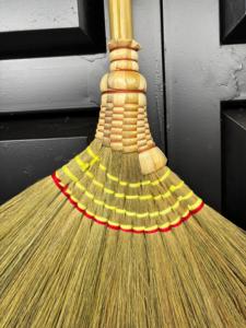 ไม้กวาด SMS รุ่นคลาสสิค ขนแปรงใยมะพร้าว ขนาดกลาง เป็นมิตรกับสิ่งแวดล้อม สำหรับกวาดพื้นบ้านและนอกบ้าน - Product Image 3