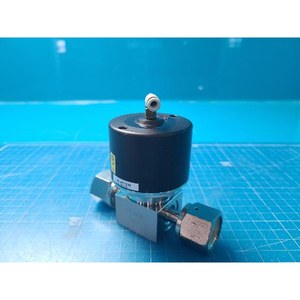 Vanne à soufflet FUJIKIN 316L 095127 haute pureté, utilisée comme pièce détachée pour équipement semi-conducteur Legacy - Product Image 1