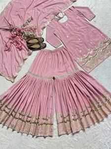 Robe de mariée traditionnelle indienne pakistanaise en soie rose brodée, longueur au sol, coupe classique, avec travail doré - Product Image 4