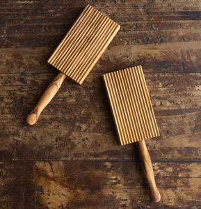 Planche à pâtes et gnocchis en bois brun, neuve, faite à la main, avec spatule à beurre naturelle pour pâtes et macaronis - Product Image 3