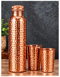 Bouteille d'eau en cuivre martelé artisanale avec motif d'arbre et deux tasses assorties - Product Image 2