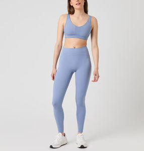 Ensemble d'entraînement premium sans coutures pour femme : Soutien-gorge de sport gainant et Legging sculptant taille haute – Confort optimal pour la gym, le yoga et le fitness - Product Image 1