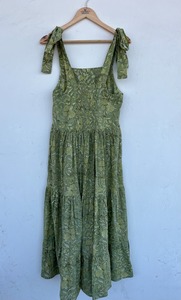 Vestido maxi sin mangas con estampado floral verde y corte en A, con dobladillo escalonado, estilo bohemio, casual de verano, ajuste holgado, con tirantes para atar en los hombros. - Product Image 4