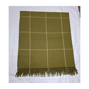 Manta Ligera y Acogedora con Diseño de Cuadros Finos en Verde para Viajes y Uso Doméstico, Fácil de Transportar y Mantener - Product Image 1