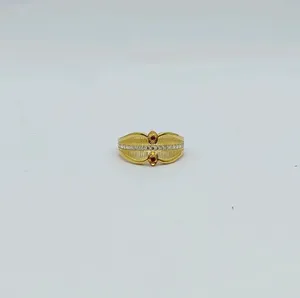 แหวนทอง22K ลวดลายเป็นเส้นสำหรับผู้หญิงที่มีดีไซน์สามเส้นแวววาวประดับทับทิม - Product Image 1