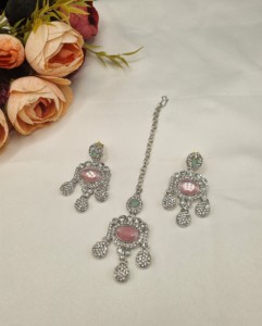 Parure de bijoux ethniques pour femme en plaqué rhodium avec collier, boucles d'oreilles et mangtika, ornée de pierres CZ taille ovale – Vente en gros - Product Image 2
