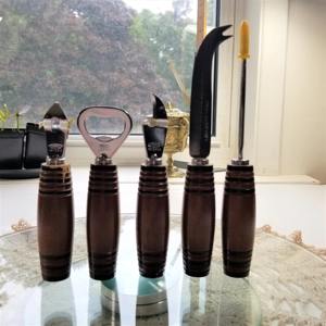 ชุดอุปกรณ์บาร์หรูหราพร้อมด้ามจับไม้ ดีไซน์ทันสมัยด้วยการตกแต่งโลหะ สำหรับใช้ในบ้าน เหมาะสำหรับผู้รักไวน์และการจัดเลี้ยง จากประเทศอินเดีย - Product Image 1