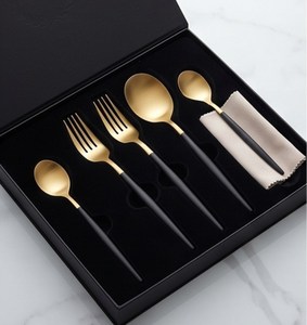 Juego de cubiertos dorados con mangos negros, acabado mate, diseño minimalista, apto para lavavajillas, ideal para bodas, cenas y regalos. - Product Image 6