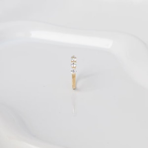 แหวนเพชรทรงกลมเจียระไนแบบบริลเลียนท์ ครึ่งวง 14K ทองคำ ประดับเพชรแล็บโกรว์ ดีไซน์เรียบหรู สามารถสวมซ้อนกับแหวนแต่งงานได้ เหมาะสำหรับเป็นเครื่องประดับชั้นดี - Product Image 3
