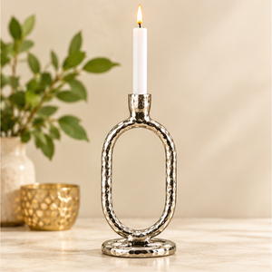 Chandelier classique en argent, texture métallique martelée, support de bougie conique, centre de table circulaire électroplaqué, en vente - Product Image 4