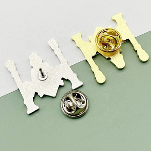 Épinglette personnalisée en métal émaillé souple, plaquée or et argent, avec motifs Boussole maçonnique, Croix et les Piliers, Fabricant d'épinglettes maçonniques - Product Image 2