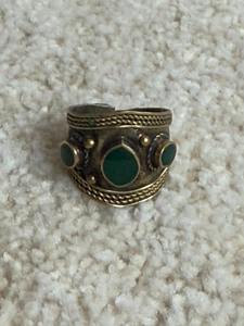 Bague tribale afghane ornée d'une incrustation circulaire en lapis-lazuli bleu, de motifs floraux en argent estampés à la main et d'accentuations de perles délicates - Product Image 6