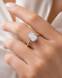 Anillo de Compromiso Solitario de Diamante Cultivado en Laboratorio con Corte Radiante de Lujo, Oro Blanco de 18K, Halo Oculto, Anillo de Boda Personalizado - Product Image 6